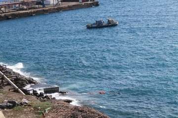 La pequeña embarcación que chocó contra la escollera del muelle de Salinetas se hundió por completo/TA.